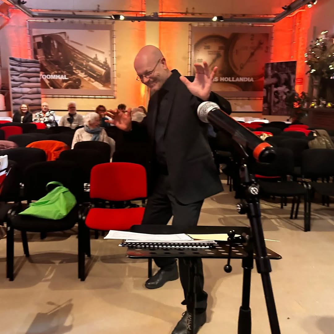 Dirigent Gertjan Loot tijdens het jubileumconcert