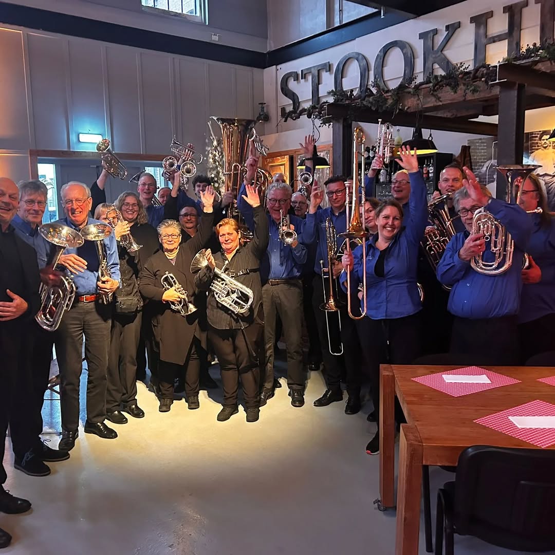 Leden van Brassband Eensgezindheid tijdens het jubileumconcert