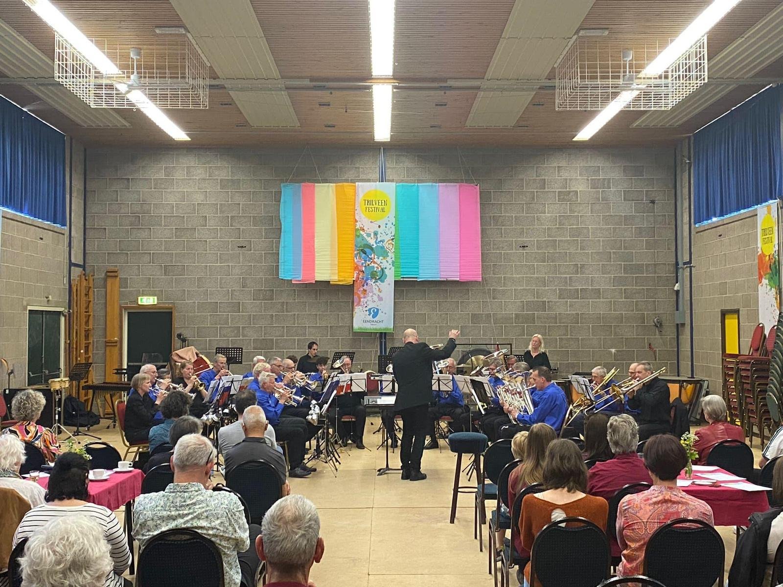 Publiek en muzikanten tijdens het Trilveen Festival
