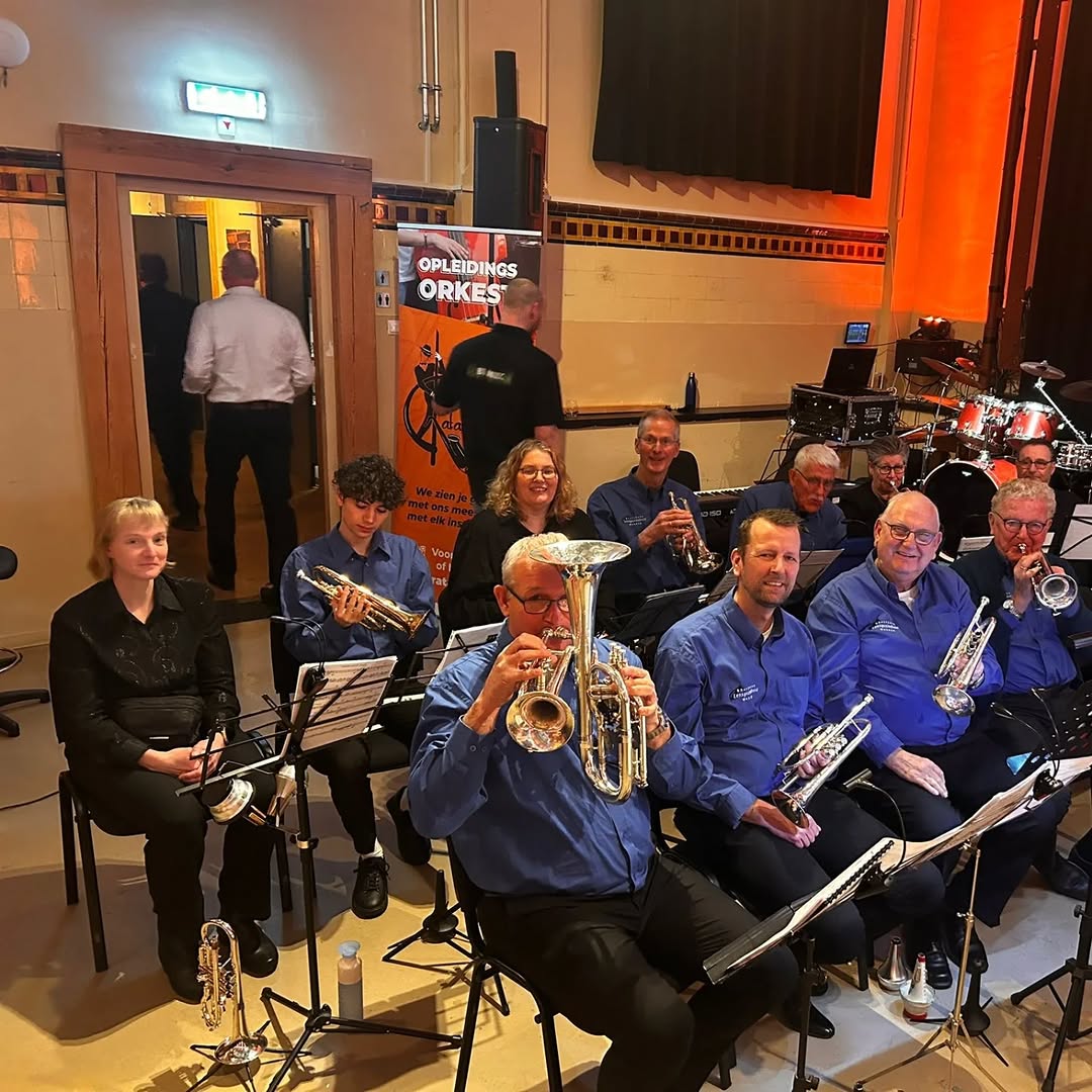 Brassband Eensgezindheid op het podium tijdens het jubileumconcert