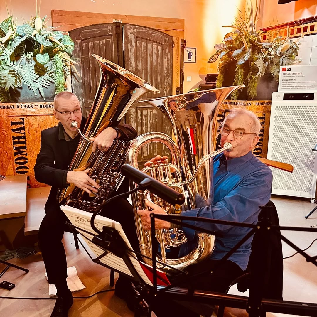Twee tubaspelers tijdens het jubileumconcert