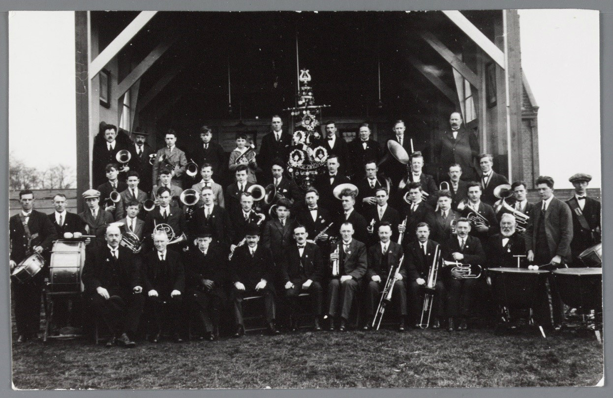 Historische foto van Brassband Eensgezindheid Wormer