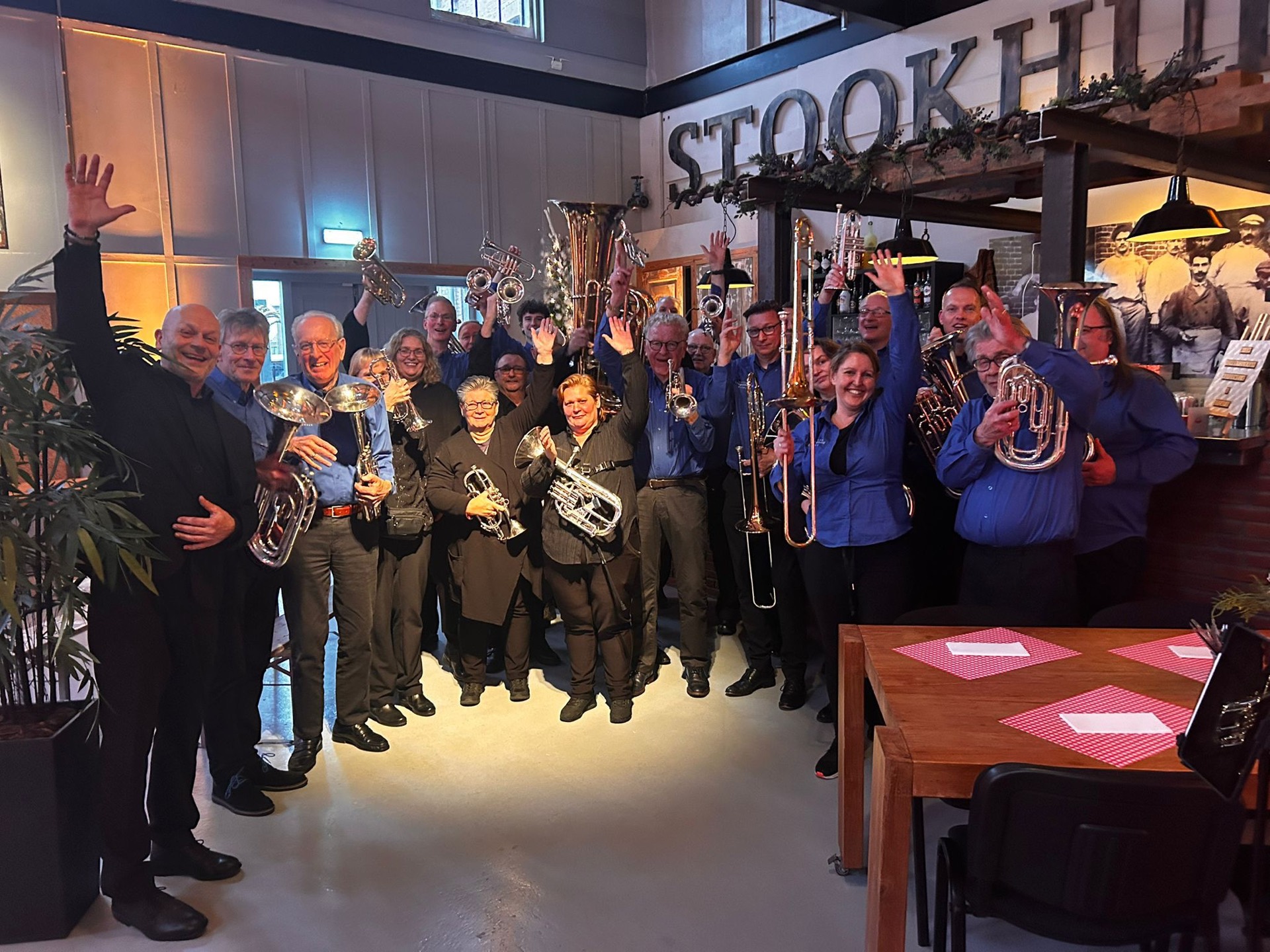 Leden van Brassband Eensgezindheid met hun instrumenten
