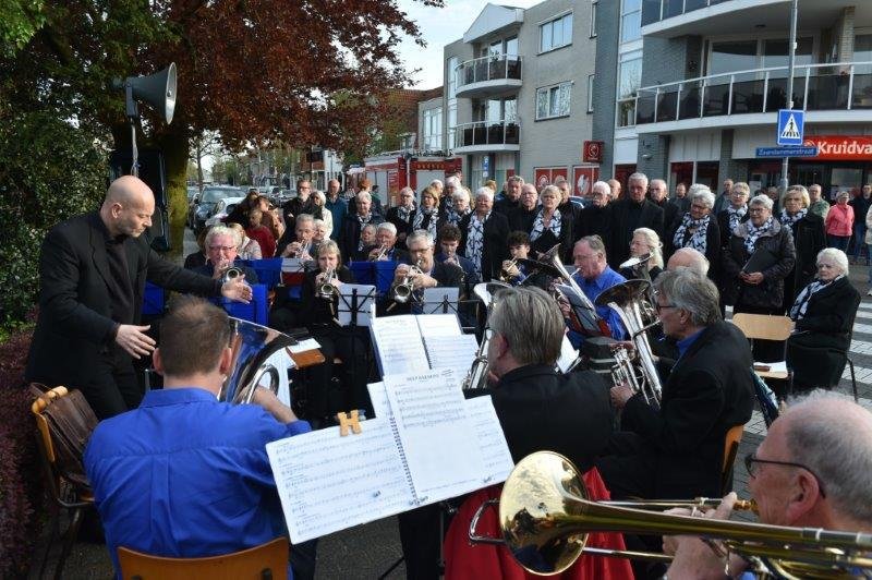 Dirigent en brassband tijdens Dodenherdenking 2023