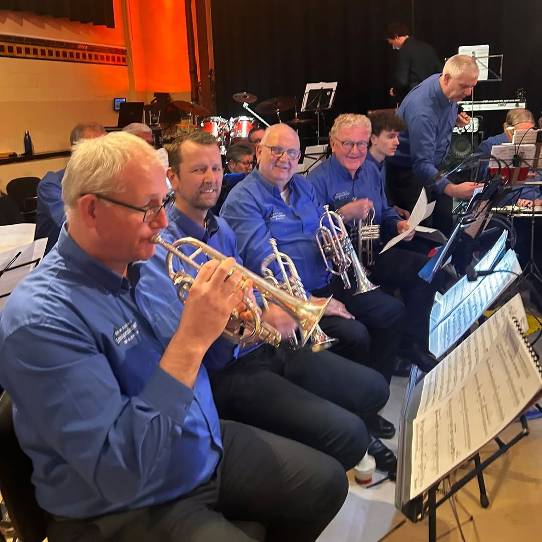 Muzikanten tijdens het jubileumconcert